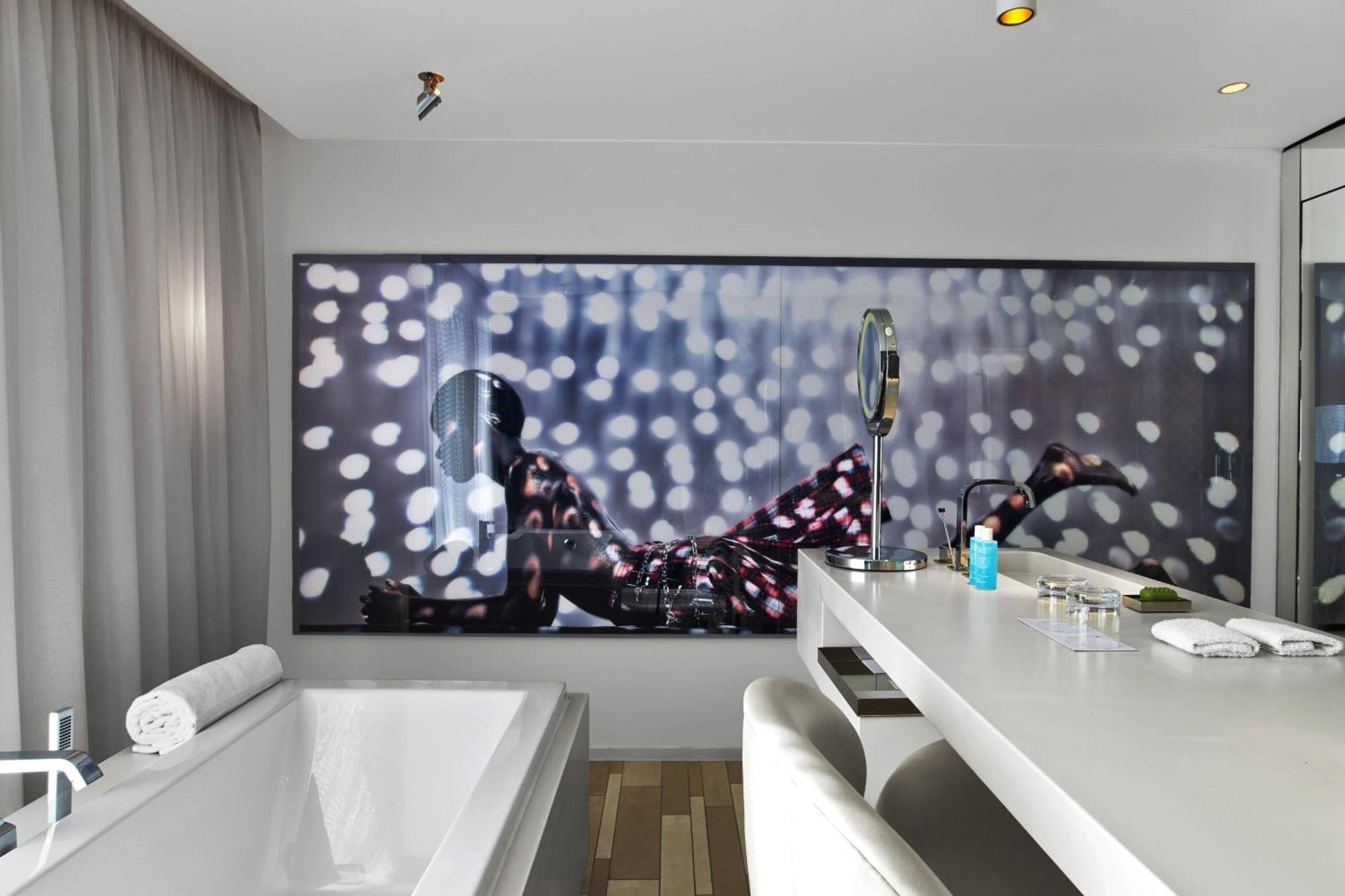 Corner Suite with One King Bed and Separate Bath